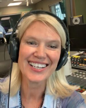 Anneka Rice Instagram - I’m hosting Loose Ends at 6.15 this eve. Do join me for some fabulous guests and much merriment @bbcradio4  #looseends