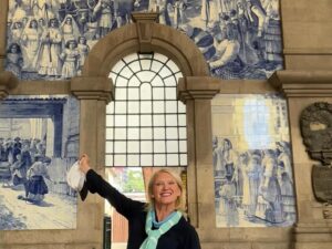 Anneka Rice Instagram - I seem to be in Porto today! As soon as I arrived I rushed to the Sao Bento train station in Porto to marvel at the stunning tiles. The whole entrance hall is a blue azulejo masterpiece. Extraordinary. On a very fun work adventure ….#Portugal #porto #azulejos #blue #tiles #saobento