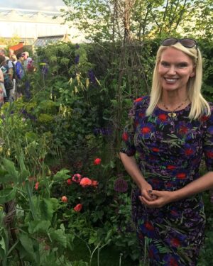 Anneka Rice Instagram - Getting ready for all the Chelsea coverage and remembering I had a garden in 2017 with @sarahravensgarden and Anita Roddick. Literally a major major highlight of my life. It was called the Anneka Rice Colour Cutting Garden. I mean! I loved every single moment of it, from getting up at 4am with Sarah to get cut flowers from the market, to planning, planting, sweeping and pruning, to meeting so many wonderful garden lovers over the week. Including a dollop of royalty. IT WAS INTENSE!!! Hope I’ve managed to post several pics here 😬. So envious of the Chelsea gang this year … #chelsea #chelseaflowershow @bbc