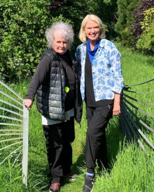 Anneka Rice Instagram - A lovely date for your diary this afternoon at 3pm @bbcradio4 . My mentor Maggi Hambling, our greatest living painter, takes me on a journey around the Suffolk countryside that has inspired her. We start in a ditch and end up at The Scallop… #maggihambling #painter #scallop #suffolk #sea #northsea #beach #aldeburgh #radio4 #bbc