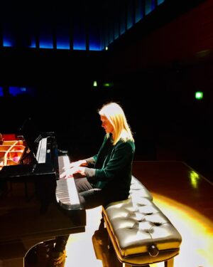 Anneka Rice Instagram - You might be surprised at some of my classical connections! This is me playing in a concert  recently. I look calm but I was terrified! And I just wanted to invite you to join me on Scala Radio from Monday 1-4pm this coming week. Whether you’re performing open heart surgery or walking the dog I’d love to be your soundtrack for 3 hours of sumptuous classical music, with the odd musical number thrown in! I can’t wait to swap a hard hat and a building site for a lovely warm studio. See you tomorrow?
@scalaradiouk #classical #classicalmusic #relaxing