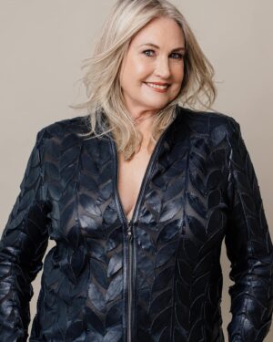Anneline Kriel Instagram - @missworld1974_annelinekriel
Fotograaf: @suletfourie.photography
Grimering: @reneedewitmakeupartist
Hare: Kevin Epstein
Juwele: @prinsandprinsdiamonds

#finessevoelgoedtydskrif