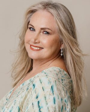 Anneline Kriel Instagram - @missworld1974_annelinekriel
Fotograaf: @suletfourie.photography
Grimering: @reneedewitmakeupartist
Hare: Kevin Epstein
Juwele: @prinsandprinsdiamonds
Stilering: @hschouse

#finesse #finessetydskrif #finessevoelgoedtydskrif #gedruktetydskrif #voelgoed #voelgoedmedia #annelinekriel #annelinekriel1974 #suletfouriephotography