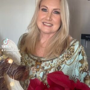 Anneline Kriel Instagram - Soos die vakansie nader kom, wens ek jou ‘n Geseënde Kersfees saam met jou geliefdes toe en wens jou alles van die beste toe vir ‘n nuwe jaar vol vreugde en gesondheid.

Geseënde Kersfees en Voorspoedige Nuwejaar, van Anneline en familie.