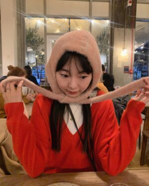 Anni Hung Instagram - :
2023的尾巴🧣
倫敦的窗戶幾乎都沒有窗簾，最近發現每一戶家的窗邊都放了聖誕樹也點了燈，晚上經過的時候都覺得好溫馨🎄