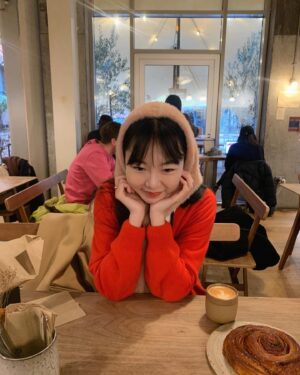 Anni Hung Instagram - :
2023的尾巴🧣
倫敦的窗戶幾乎都沒有窗簾，最近發現每一戶家的窗邊都放了聖誕樹也點了燈，晚上經過的時候都覺得好溫馨🎄