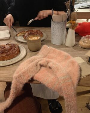 Anni Hung Instagram - :
2023的尾巴🧣
倫敦的窗戶幾乎都沒有窗簾，最近發現每一戶家的窗邊都放了聖誕樹也點了燈，晚上經過的時候都覺得好溫馨🎄