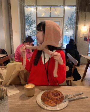 Anni Hung Instagram - :
2023的尾巴🧣
倫敦的窗戶幾乎都沒有窗簾，最近發現每一戶家的窗邊都放了聖誕樹也點了燈，晚上經過的時候都覺得好溫馨🎄