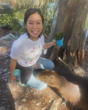 Annie Chang Instagram - An insane smile that can only be induced by feeding a little capybara ❤️

#taiwan #taipei #yilan #capybara #nature #animals