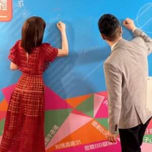 Annie Liu Instagram - 很開心再有機會和皇兄～馬浚偉合作拍攝電視劇，希望大家會密切留意香港電台31的《我們的開學禮》和《我們的畢業禮》🎓期待🥰🥰🥰