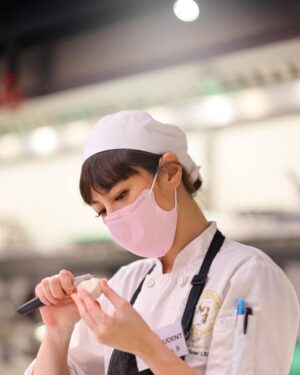 Annie Liu Instagram - These r the pictures that a good samaritan Siugutbaba Guy took for my final exam.  He was here at my mid term exam, and now he is here at my final.  It’s like He has witnessed my evolution of cooking so to speak. 

Although there’s still a lot to learn and improve.  But my passion for cooking creatively has grown immensely.  In the past 8 months, I have started this challenge with my bare hands, having very limited knowledge, with zero experience, and with fear of using knifes .  When people asked me if I am trying to become a chef,  the answer is obviously a no.  Although that could be the result of keep trying.  But, I see this 8 month training like a project.  A project on my must-do checklist in life.  Things that I have built from ground zero.  Just like woodworks, ballet dancing, running at marathons, even boxing.  These r the things that require constant practice and patience.  And the paths r quite long.

I look forward to the future with the skills and knowledge developed from this course.
I think the habits I developed will direct my future in life.  And I thank anyone who’s ever been great helps during this journey of mine.🙏🏻

#DisciplesEscoffier
#towngas_lifestyle