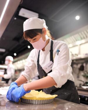 Annie Liu Instagram - These r the pictures that a good samaritan Siugutbaba Guy took for my final exam.  He was here at my mid term exam, and now he is here at my final.  It’s like He has witnessed my evolution of cooking so to speak. 

Although there’s still a lot to learn and improve.  But my passion for cooking creatively has grown immensely.  In the past 8 months, I have started this challenge with my bare hands, having very limited knowledge, with zero experience, and with fear of using knifes .  When people asked me if I am trying to become a chef,  the answer is obviously a no.  Although that could be the result of keep trying.  But, I see this 8 month training like a project.  A project on my must-do checklist in life.  Things that I have built from ground zero.  Just like woodworks, ballet dancing, running at marathons, even boxing.  These r the things that require constant practice and patience.  And the paths r quite long.

I look forward to the future with the skills and knowledge developed from this course.
I think the habits I developed will direct my future in life.  And I thank anyone who’s ever been great helps during this journey of mine.🙏🏻

#DisciplesEscoffier
#towngas_lifestyle