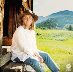 Annie Starke Instagram - Happy Sunday fam! 

Tune in today for a DOUBLE feature season FINALE of #themountainkitchen featuring a few of my favorite Bozeman locals, plus a special visit from one of my oldest besties, @connorhines_ 

This season was so unbelievably special. Thank you so much to EVERYONE for watching… trust me, I’m sending tons of love from me to you. 

Of course a special THANK YOU to @magnolianetwork , @pacificproductions , @discoveryplus & @streamonmax for your support! 

Xoxo