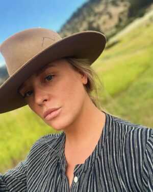 Annie Starke Instagram - (Ignoring the snowy forecast) and counting down to bare feet weather ✌🏼
