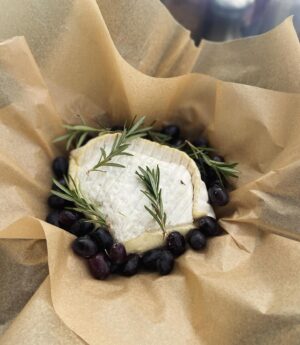 Annie Starke Instagram - Some Monday food porn for you pervs… the prettiest & sexiest campfire roasted brie with grapes, honeycomb   rosemary… 😈🙌🏼