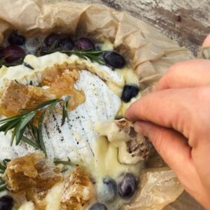 Annie Starke Instagram - Some Monday food porn for you pervs… the prettiest & sexiest campfire roasted brie with grapes, honeycomb   rosemary… 😈🙌🏼