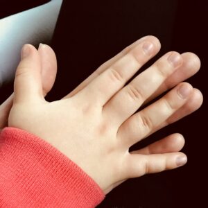 Annie Villeneuve Instagram - Bonne fête mon beau coeur. 
10 ans que tu rends ma vie plus colorée! 
Je t’aime et je suis fière de toi… tellement! 
Cette petit main dans la mienne me rappelle que tu as déjà été petite. Ça va trop vite! 
Je t’aime!
