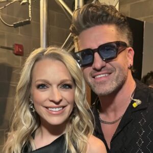 Annie Villeneuve Instagram - Vivre une superbe soirée en l’honneur d’une grande oeuvre ça donne de belles rencontres!

@endirectdelunivers @starmania @francebeaudoin1 @matt_lang_music @william_cloutier @jonastomalty @laurencejalbert @virginiecumminscomplet 

Crédit photo 2: @ericmyrephoto
Maquillage: @sabrinecadieux 
Coiffure: @feliccio.hair