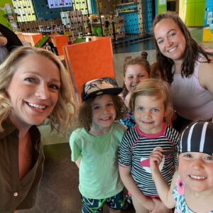 Annie Villeneuve Instagram - Il y a quelques semaines, j'ai passé une magnifique journée de tournage entourée de merveilleux petits figurants pour la vidéo promotionnelle du @parcmillelieux au Saguenay. L'avez-vous vu passer?