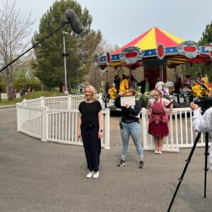 Annie Villeneuve Instagram - Il y a quelques semaines, j'ai passé une magnifique journée de tournage entourée de merveilleux petits figurants pour la vidéo promotionnelle du @parcmillelieux au Saguenay. L'avez-vous vu passer?