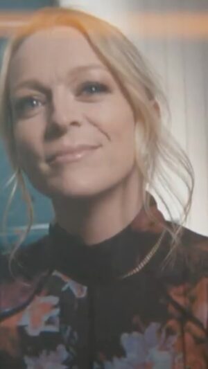 Annie Villeneuve Instagram - Déjà 1 mois depuis la sortie de mon extrait «Être moi»! Merci pour cette belle vague d'amour sur les plateformes d'écoute, sur les réseaux sociaux et sur le vidéoclip ❤️

🎧 lien en bio