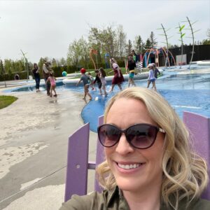 Annie Villeneuve Instagram - Il y a quelques semaines, j'ai passé une magnifique journée de tournage entourée de merveilleux petits figurants pour la vidéo promotionnelle du @parcmillelieux au Saguenay. L'avez-vous vu passer?