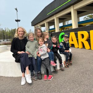 Annie Villeneuve Instagram - Il y a quelques semaines, j'ai passé une magnifique journée de tournage entourée de merveilleux petits figurants pour la vidéo promotionnelle du @parcmillelieux au Saguenay. L'avez-vous vu passer?