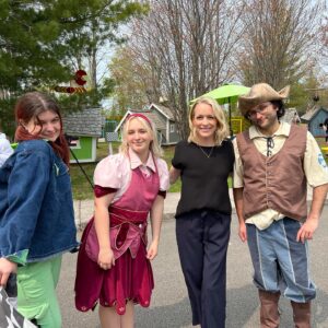 Annie Villeneuve Instagram - Il y a quelques semaines, j'ai passé une magnifique journée de tournage entourée de merveilleux petits figurants pour la vidéo promotionnelle du @parcmillelieux au Saguenay. L'avez-vous vu passer?