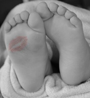 Annie Villeneuve Instagram - Parfois, nous nous dessinons un plan pour notre vie, mais celle-ci en décide autrement et nous surprend ! 

C’est donc avec un immense bonheur et une bien grande fébrilité que j’écris ces lignes…
 
Mon chum et moi attendons un enfant dans les prochains mois.
Et oui ! Y’a un petit bébé qui pousse dans mon ventre ! 🙂
 
Nous connaissons notre chance, nous profitons de chaque instant.
Allez, ajustons le plan de vie maintenant !