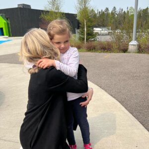 Annie Villeneuve Instagram - Il y a quelques semaines, j'ai passé une magnifique journée de tournage entourée de merveilleux petits figurants pour la vidéo promotionnelle du @parcmillelieux au Saguenay. L'avez-vous vu passer?
