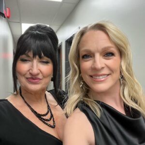 Annie Villeneuve Instagram - Vivre une superbe soirée en l’honneur d’une grande oeuvre ça donne de belles rencontres!

@endirectdelunivers @starmania @francebeaudoin1 @matt_lang_music @william_cloutier @jonastomalty @laurencejalbert @virginiecumminscomplet 

Crédit photo 2: @ericmyrephoto
Maquillage: @sabrinecadieux 
Coiffure: @feliccio.hair