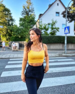 Annika Preil Instagram - Anzeige| Jetzt wo die Schule wieder startet (in einigen Bundesländern schon gestartet ist), ist besonders für alle Schulanfängerinnen und Schulanfänger eine sehr aufregende Zeit. 🏫
Oftmals ist  der Schulweg auch das erste Mal, dass die Kinder allein im Straßenverkehr unterwegs sind.🚦
Um den für alle Verkehrsteilnehmenden sicherer zu machen hat die @adacstiftung ihre Kampagne „Sicher zu Fuß zur Schule“ ins Leben gerufen. 🚶‍♂️🚶🏻‍♀️
Ziel ist es, das verantwortungsbewusste Verhalten Aller im Straßenverkehr zu fördern.

Ich finde das eine tolle Aktion und freue mich als Patin dabei sein zu dürfen- schließlich wünschen wir uns alle, dass die Kleinen sicher ankommen.🥰

Schaut doch gleich mal auf der Website der ADAC Stiftung vorbei: http://verkehrshelden.com/schulstart 

Da findet ihr jede Menge Infomaterial und Lösungsvorschläge.

Außerdem gibts auch noch was zu gewinnen🥳: Unter anderem ein Wochenende für 2 Erwachsene und 2 Kinder im Ravensburger Spieleland!
Ich drücke die Daumen✊✊

#zufusszurschule 
#sicherzufusszurschule #adacstiftung #verkehrssicherheit #schulanfang