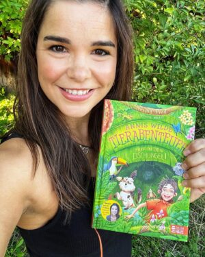 Annika Preil Instagram - Anzeige|
Release Day!!!🥳🥳🥳
Es ist soweit! Seit heute ist mein erstes fiktionales Kinderbuch im Handel erhältlich!
In „Anni‘s wilde Tierabenteuer“ lernt ihr nicht nur die 10-jährige Entdeckerin Anni, ein verspieltes Jaguarkind, einen frechen Straßenhund und eine singende Kakerlake kennen, sondern erlebt auch mit ihnen gemeinsam jede Menge Abenteuer! Also kommt mit mir in den brasilianischen Dschungel- es wird auf jeden Fall tierisch wild 😜

Ihr könnt euch vorstellen, wie stolz und glücklich ich bin, das Buch nach so langer Zeit endlich in den Händen halten zu können 🥰
Vielen lieben Dank an meinen Verlag @baumhausbande und @phiniphi - die mit ihren tollen Illustrationen einen fantasievollen Rahmen für mein Buch kreiert hat! 

Wer kommt mit in den Dschungel? 

#anniswildetierabenteuer #kinderbuch #baumhausbande #aufindendschungel #lesen #fantasiekenntkeinegrenzen #leseliebe #kinderbücher