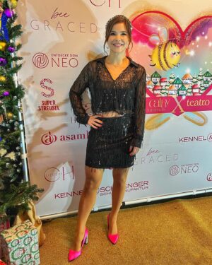 Annika Preil Instagram - Anzeige| Christmas Mode is on! 🎄🎅

Vielen Dank @eventsbych und @cathyhummels für das schöne weihnachtliche Event im Teatro!
Ich bin spätestens jetzt richtig im Christmasmood und freue mich umso mehr, dass so viel Geld für @childrenforabetterworld zusammen gekommen ist 🥳
Schön war’s!

#cathysmagicchristmas #childrenforabetterworld #teatro #spiegelzelt