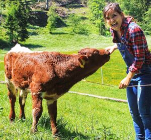 Annika Preil Instagram - Schon wieder 2 Jahre her, unser „Anna auf der Alm“- Dreh.🐮🐔🦊
Da bekomme ich doch glatt Sehnsucht nach der Stoana Alm. 😍
Wer war schon mal da?
📸 by Text und Bild Medienproduktion

#annaaufderalm #stoanaalm #berchtesgaden #alm #kälbchen #werbung