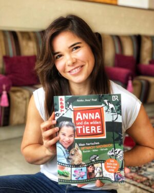 Annika Preil Instagram -    Gewinnspiel ist beendet   

Anzeige/ Jippie Yeah! Mein erstes Buch ist im Handel🥳
Das „Anna und die wilden Tiere“ Mitmachbuch lädt zum basteln, rätseln, malen, backen und quizzen ein und liefert obendrein viele Infos rund um wilde Tiere🐒🐣🐝🐧🐗🐌🐍🐙

Und natürlich gibts für euch eins von fünf Exemplaren zu gewinnen. Dafür müsst ihr einfach nur kommentieren für wen das Buch sein soll.
Macht sich natürlich auch super unter dem Weihnachtsbaum😜🎄 Oder Last Minute als Nikolausgeschenk 🎅

Ich wünsche euch allen eine schöne Adventszeit😊

#gewinnspiel #mitmachbuch #toppverlag #kreativbuch #annaunddiewildentiere