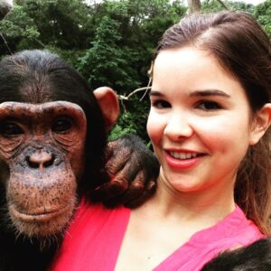 Annika Preil Instagram - Selfie-Time😬 Wer grinst hier mehr?😂
Ich liiiiebe meinen Job!😍 
Die Bilder sind beim Dreh zur „Anna und die wilden Tiere“ - Folge über Schimpansen entstanden. Habt ihr die Folge schon gesehen?

#ilovemyjob #annaunddiewildentiere #werbung #schimpanse #selfie #selfietime #selfiewithanimals