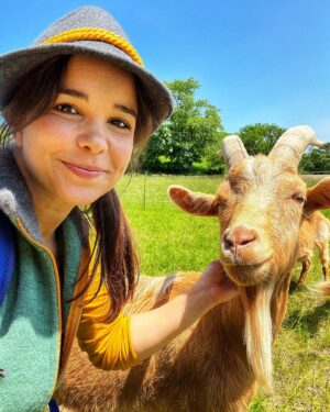 Annika Preil Instagram - Sagt die Ziege zum Rasenmäher: „Mäh!“
 Sagt der Rasenmäher: „du hast mir gar nichts zu sagen!“ 😋

Ähnlich lief unser Gespräch auch ab😉

#mäh #ziege #goat #animalsofinstagram #wildeherde #happyme #ilovemyjob #kidstv #kinderserie #annaunddiewildentiere #witz #joke