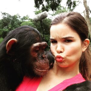 Annika Preil Instagram - Selfie-Time😬 Wer grinst hier mehr?😂
Ich liiiiebe meinen Job!😍 
Die Bilder sind beim Dreh zur „Anna und die wilden Tiere“ - Folge über Schimpansen entstanden. Habt ihr die Folge schon gesehen?

#ilovemyjob #annaunddiewildentiere #werbung #schimpanse #selfie #selfietime #selfiewithanimals