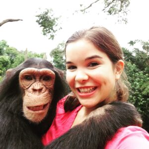 Annika Preil Instagram - Selfie-Time😬 Wer grinst hier mehr?😂
Ich liiiiebe meinen Job!😍 
Die Bilder sind beim Dreh zur „Anna und die wilden Tiere“ - Folge über Schimpansen entstanden. Habt ihr die Folge schon gesehen?

#ilovemyjob #annaunddiewildentiere #werbung #schimpanse #selfie #selfietime #selfiewithanimals
