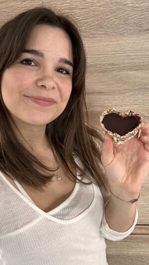 Annika Preil Instagram - Snack für zwischendurch gefällig? 🍪🍎
Super easy und lecker😊

Irgendwo hab ich das vor einiger Zeit mal gesehen und musste es einfach ausprobieren👌🏼

Das kommt rein:
- Haferflocken
- Banane
- Zimt 
- Erdnussmuss (beim nächsten Mal mache ich deutlich mehr rein 👌🏼)
- TK Himbeeren
- Agavendicksaft
- Zartbitter Schokolade 

#annikocht #easypeasy #leckerschmecker #rezept #letsdothis💪