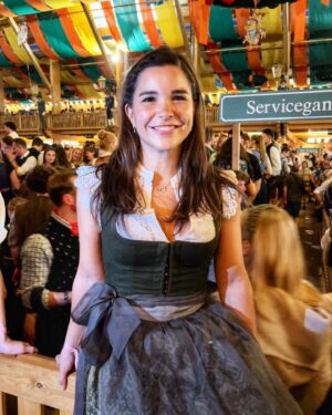 Annika Preil Instagram - #Madlwiesn

Anzeige| Vielen Dank für die Einladung @hell.karrer 
Was für eine tolle Madlwiesn! Schee wars🥰

#wiesn #hellkarrer #kingamathe #oktoberfest