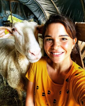 Annika Preil Instagram - Hab ne neue Freundin🥰 Sie hat einen sehr warmen Atem, riecht etwas streng und hat ständig den Mund voll- aber sie ist eine super Zuhörerin und kuschelt sich gerne an 🤗🐑

#annaunddiewildeherde #schafe #krainersteinschaf #herde #happyme #sheep #friends #friendswillbefriends #animals #animalsofinstagram #kidstv #ilovemyjob