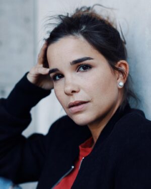 Annika Preil Instagram - Happy Weekend😊 
Was treibt ihr schönes? 
Ich muss ja zugeben, ich bin jetzt schon in Weihnachtsstimmung🙈😂 Also her mit den Plätzchen😬😍

📸by: @joelistdort 

#newheadshots #actress #actorslife 
#happyweekend