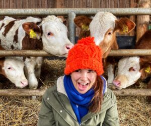 Annika Preil Instagram - Ob sie auch gern so eine rote Mütze hätten? 🤔🥰

#ilovemyjob #babycow  #annaunddiewildentiere #🐮