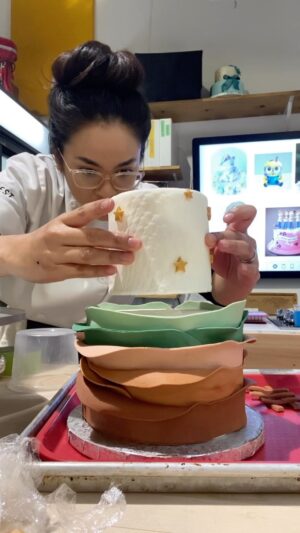 Annisa Pagih Instagram - Creating my first ever Fondant cake! 🤩 and it was sooo muuuch fuunn!