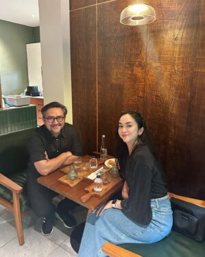 Annisa Pagih Instagram - Ngopi bareng mas @praburevolusi selalu seru, jalan-jalan melewati mutiverse, ngintip black hole and berakhir di digital realm 🤣✨ kalau bareng @ratunabilla ngobrolin soul searching lewat meditasi gak abis abis yaa 🫶🏻 ahhh jadi kangen siaran bareng! 🥹