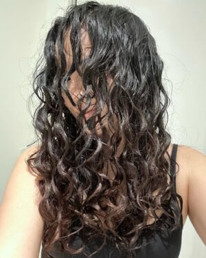 Annisa Pagih Instagram - This is my natural hair texture after I tried #curlygirlmethod for around 6 weeks! 😱

So… for 35 years, I didn’t know my hair was *this* wavy 😅 

ada yang pernah ngalamin juga? waktu kecil rambutku termasuk lurus, tapi sejak smp mulai kelihatan ‘gelombang’ dan frizzy. Since then, aku kira gelombang = ngembang. Jadi solusinya? Waktu SMA di-Rebonding~~ 🤪😂 pas kuliah dan udh gak lurusin rambut lagi, mulai kenal sama catokan dan hot roll, alhasil selalu heat styling hampir tiap hari biar rambut ‘nurut’. Apalagi sejak lulus kuliah, kerja di TV and heat styling was ‘part with the job’.

Fast forward pindah ke Kanada, mulai keliatan ada pattern waktu rambut dibiarin kering sendiri (lebih ke selalu lupa keringin rambut krn sibuk ngurus anak, rumah dan sekolah 😂) so I started my #wavyhairjourney dan mulai belajar tentang Curly Girl Method 🤍 rambut jadi lebih sehat (gak di heat styling sama sekali) dan gak cepet greasy (dulu harus keramas tiap hari, sekarang cukup 2 kali seminggu) I still have a long way to go, but it’s been a fun new adventure (at home)! Lol.

The basics:
-ganti produk khusus rambut wavy/curly yang ingredients-nya #CGM approved (bisa check di curlscan.com)
-ganti handuk pake bahan microfiber 
-metode cuci rambut yg beda (yg utama rambut diremas waktu pake conditioner)
-air dry/biar rambut kering sendiri atau pake diffuser

Oh how I love discovering new things about me in my thirties 🥹