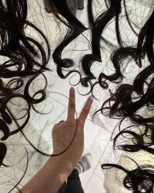 Annisa Pagih Instagram - This is my natural hair texture after I tried #curlygirlmethod for around 6 weeks! 😱

So… for 35 years, I didn’t know my hair was *this* wavy 😅 

ada yang pernah ngalamin juga? waktu kecil rambutku termasuk lurus, tapi sejak smp mulai kelihatan ‘gelombang’ dan frizzy. Since then, aku kira gelombang = ngembang. Jadi solusinya? Waktu SMA di-Rebonding~~ 🤪😂 pas kuliah dan udh gak lurusin rambut lagi, mulai kenal sama catokan dan hot roll, alhasil selalu heat styling hampir tiap hari biar rambut ‘nurut’. Apalagi sejak lulus kuliah, kerja di TV and heat styling was ‘part with the job’.

Fast forward pindah ke Kanada, mulai keliatan ada pattern waktu rambut dibiarin kering sendiri (lebih ke selalu lupa keringin rambut krn sibuk ngurus anak, rumah dan sekolah 😂) so I started my #wavyhairjourney dan mulai belajar tentang Curly Girl Method 🤍 rambut jadi lebih sehat (gak di heat styling sama sekali) dan gak cepet greasy (dulu harus keramas tiap hari, sekarang cukup 2 kali seminggu) I still have a long way to go, but it’s been a fun new adventure (at home)! Lol.

The basics:
-ganti produk khusus rambut wavy/curly yang ingredients-nya #CGM approved (bisa check di curlscan.com)
-ganti handuk pake bahan microfiber 
-metode cuci rambut yg beda (yg utama rambut diremas waktu pake conditioner)
-air dry/biar rambut kering sendiri atau pake diffuser

Oh how I love discovering new things about me in my thirties 🥹