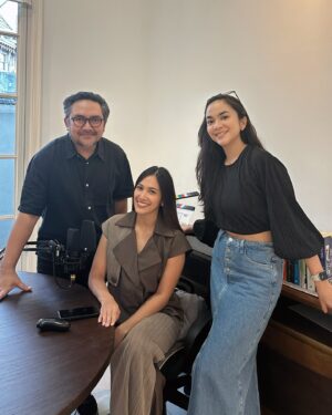 Annisa Pagih Instagram - Ngopi bareng mas @praburevolusi selalu seru, jalan-jalan melewati mutiverse, ngintip black hole and berakhir di digital realm 🤣✨ kalau bareng @ratunabilla ngobrolin soul searching lewat meditasi gak abis abis yaa 🫶🏻 ahhh jadi kangen siaran bareng! 🥹